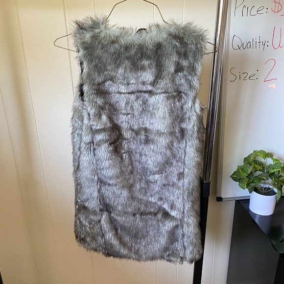 ASOS PETITE Women's Gray Wolf Faux Fur Vest. Size 2 - Picture 2 of 8